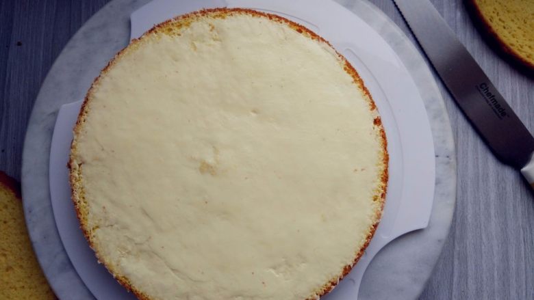 卡通树桩屋翻糖蛋糕,将烤好的海绵蛋糕晾凉，水平分层，每层之间用奶油霜抹平粘合