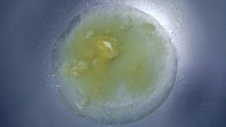 星空酸奶慕斯蛋糕,制作淋面：吉利丁粉倒入冰水拌匀，静置片刻