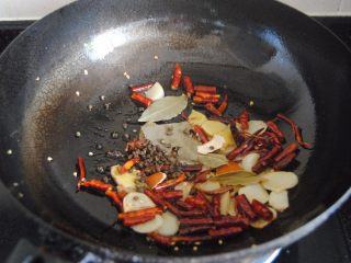 麻辣小龙虾,放入花椒麻椒，香叶，陈皮，八角爆香
