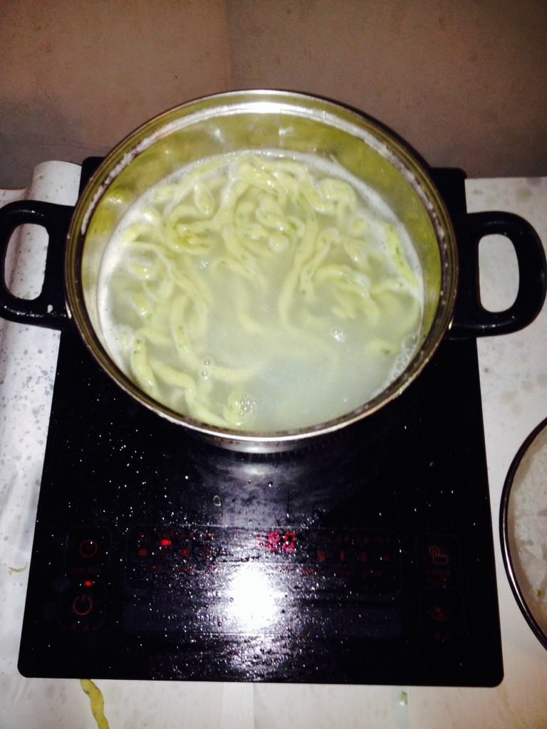 菠菜油沷棍棍面,把锅里水烧开，下面条，如图