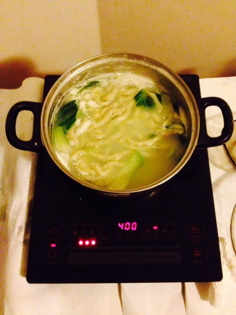 菠菜油沷棍棍面,面条煮的差不多，把小白菜也放进去一起煮。