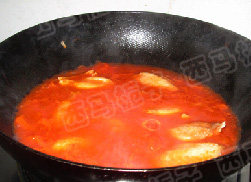 上汤番茄鸡翅火锅,烧开后下入焯水的鸡翅，转中火煮至10分钟