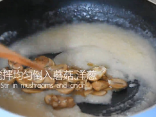 小朋友最爱的奶油蘑菇汤，这样做又香又好喝,搅拌均匀倒入蘑菇、洋葱