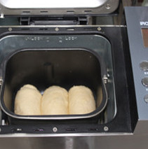 大米牛奶吐司,放入面包机中再发酵60分钟