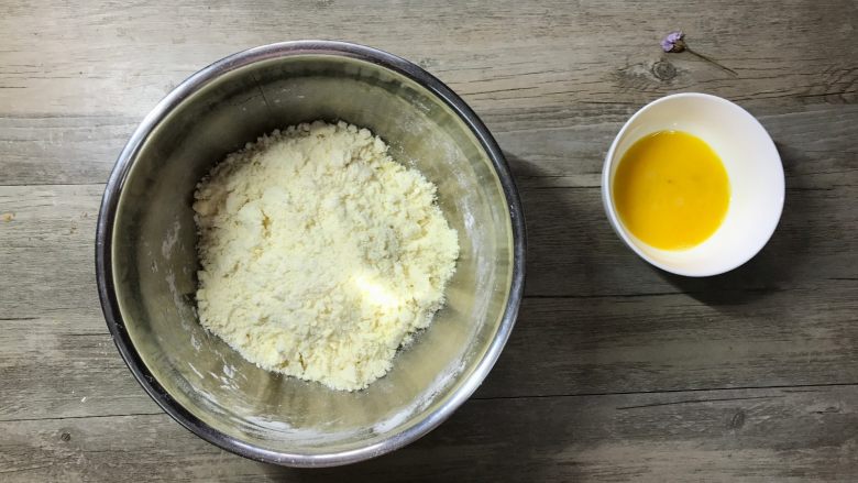 肉桂苹果派,将黄油丁倒入面粉容器里。用手搓成屑状。