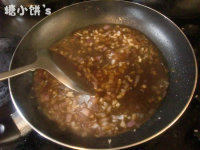 黑椒浇汁鳕鱼,煮开后淋入淀粉水勾个薄芡~浇到煎好的鱼肉上即可