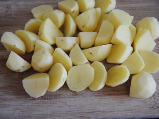 迷迭香辣土豆,用滚刀块切成小块