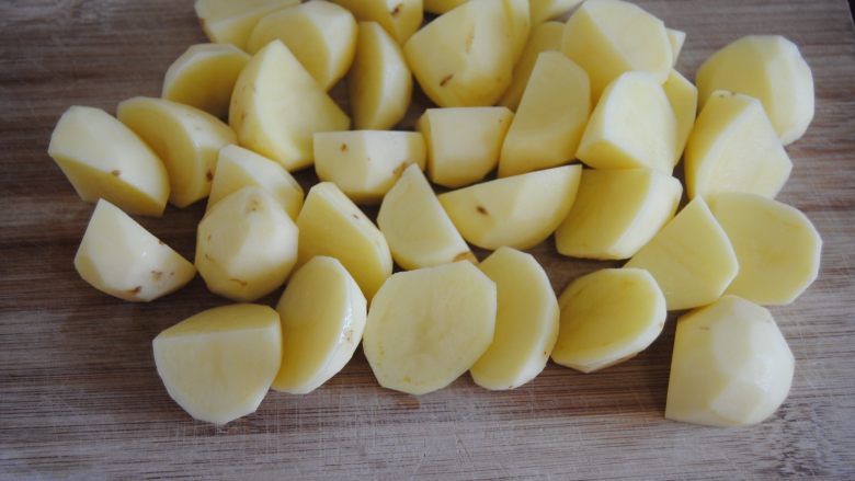 迷迭香辣土豆,用滚刀块切成小块