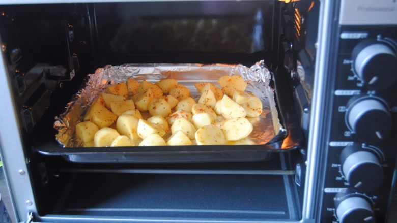迷迭香辣土豆,烤箱190度预热，放入烤箱中层