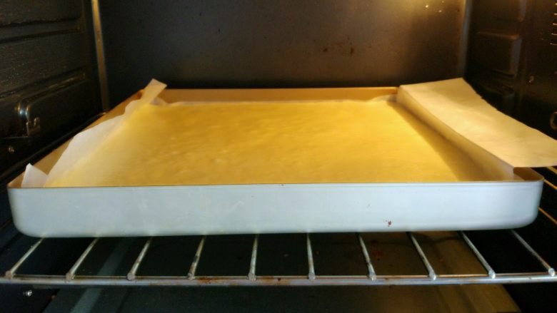 欧培拉歌剧院蛋糕,入预热好的烤箱中层，上下火190度左右，烤约10分钟