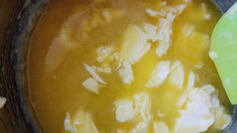 欧培拉歌剧院蛋糕, 分2次将软化后的黄油放入上一步的材料中，搅拌至细腻无颗粒，加入1茶匙咖啡粉拌匀，入冰箱冷藏备用