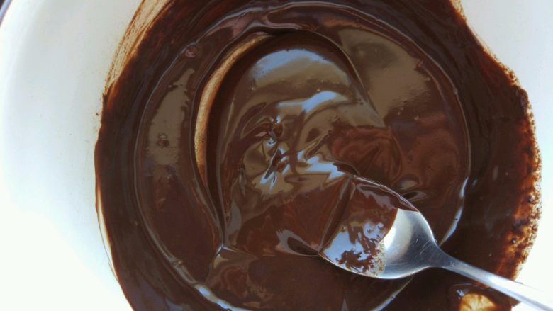 欧培拉歌剧院蛋糕,制作甘纳许：巧克力75克融化，加入温热的35毫升牛奶和35毫升奶油搅匀即可