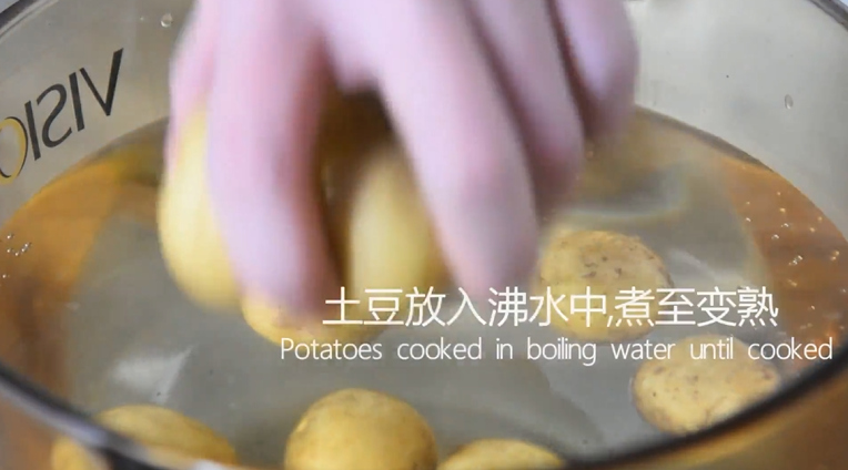 土豆这样做好吃又好看，制作非常简便快捷,土豆放入沸水中，煮至变熟