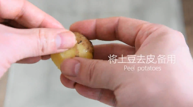 土豆这样做好吃又好看，制作非常简便快捷,将土豆去皮，备用