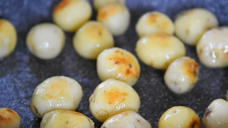 土豆这样做好吃又好看，制作非常简便快捷,倒入土豆，将土豆煎炒至两面发黄