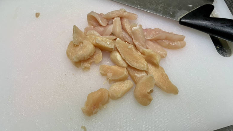 冬瓜瘦肉汤➕冬瓜香菇鸡肉汤,鸡胸肉清洗，切半公分厚的片