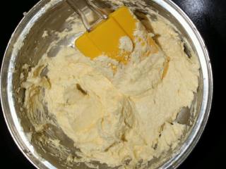 双色曲奇,然后分三次把蛋液加入黄油，每次都要用橡皮刮刀翻拌均匀，同时加入盐