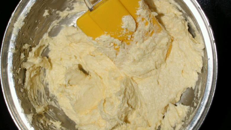 双色曲奇,然后分三次把蛋液加入黄油，每次都要用橡皮刮刀翻拌均匀，同时加入盐