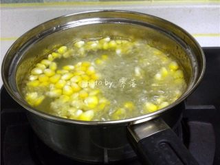 太阳面,煮锅里调入适量清水，少量植物油，少量盐煮开；将玉米放进锅里煮熟捞出，控干水分；