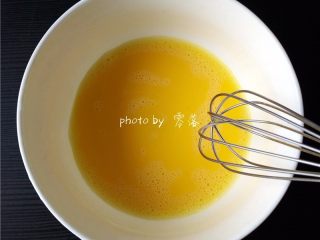太阳面,碗里磕入1个鸡蛋，用蛋抽搅打均匀；