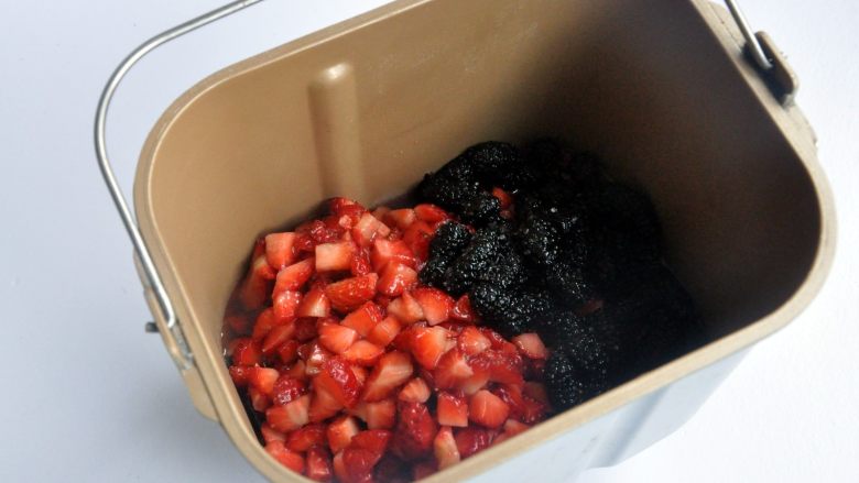 草莓桑葚酱,将果肉连同腌出的水一起倒入面包机中。