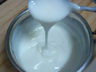 炸鲜奶,
牛奶里面加上白砂糖，用小火熬制，淀粉用水搅匀，一点一点的加入到牛奶中，要顺时针搅拌，奶糊开时加入蛋清，快速搅拌，一定要用小火。
到如图中的状态就可以关火了。
