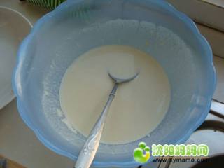 炸鲜奶, 
脆皮桨的作法：
面粉、淀粉和清水按5:1;4制成糊状（这是我在电视中学的）加入一点盐（约2克），搅匀，然后加一点色拉油，放置15分钟