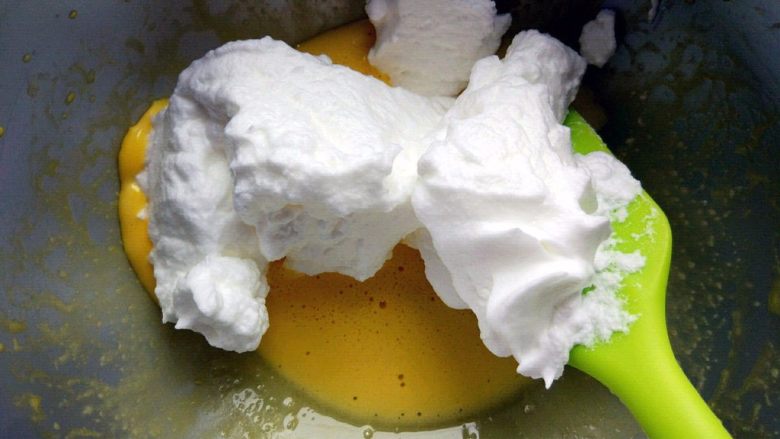 砂糖手指饼, 取1/3打发的蛋清与蛋黄，以十字从底部翻拌的方式拌匀