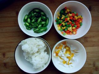 芦笋咸蛋炒饭,芦笋斜着切丁，咸蛋切小块，准备好什锦菜和剩米饭