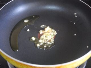 昆布丸子,不中火热锅，锅内下油，爆香蒜末