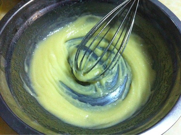 鸡蛋饼干,如图  把软化好的黄油用手动打蛋器与糖粉和盐搅拌均匀
