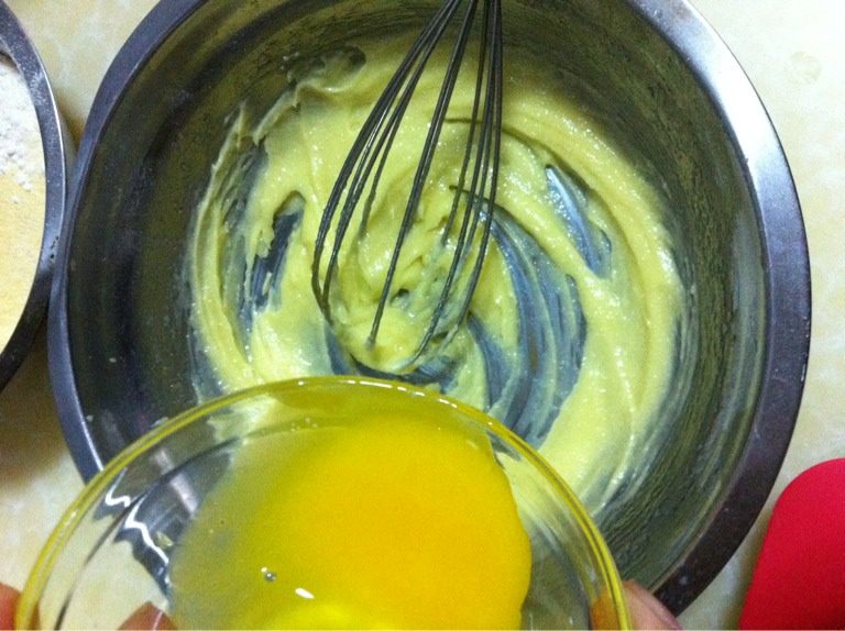 鸡蛋饼干,如图  分次少量把打散的蛋液加入  加入蛋液后都要让蛋液与黄油充分融合在加入第二次