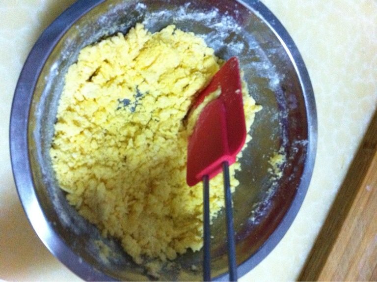 鸡蛋饼干,如图  用橡皮刮刀大致拌匀