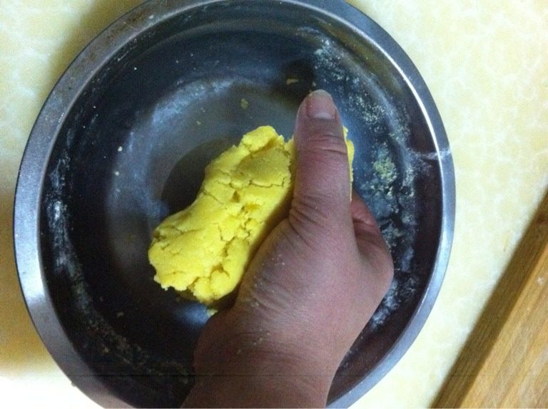 鸡蛋饼干,如图  用手将油和面抓捏均匀成面团  备用