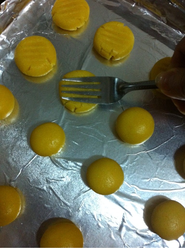 鸡蛋饼干,如图  揉成圆球摆放在烤盘上  用西餐叉压成圆饼