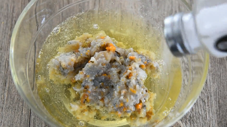 没有螃蟹的赛螃蟹，孙红雷最爱吃的菜！,倒入蛋清中加入一茶匙盐搅拌均匀