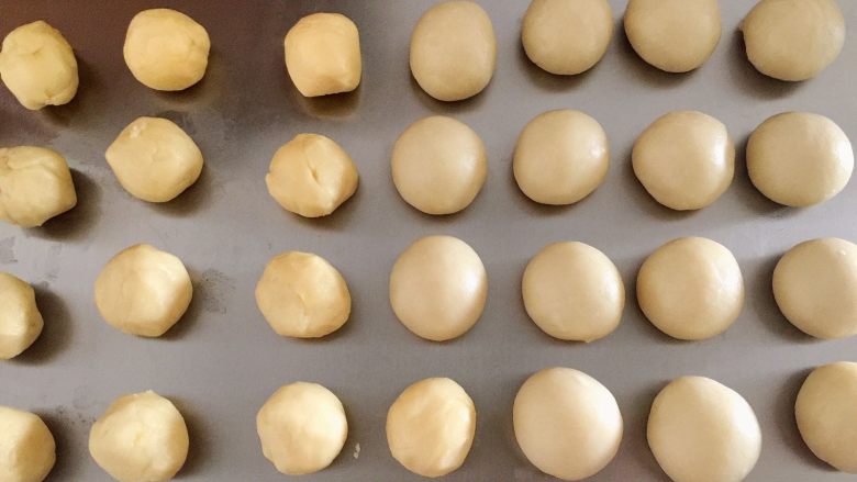 蛋黄酥,水油皮和油酥皮分别平均分成15小份