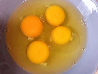 火腿青菜炒鸡蛋,打入鸡蛋，搅拌均匀。