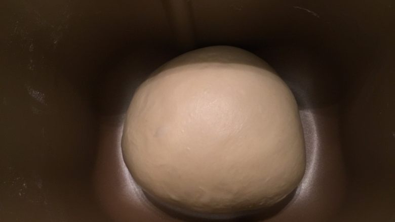 奶酪小餐包,将面包搓圆，放入面包机桶内进行一发