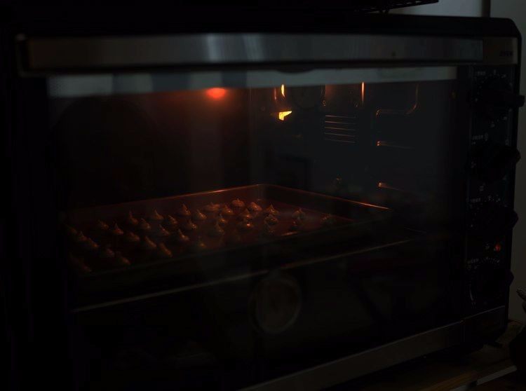 芝麻小饼,烤箱温度：上火170°下火120° 30秒，拿出来震一下，再进烤箱10分钟后拿出来转个头再烤5分钟，上色均匀就ok啦。