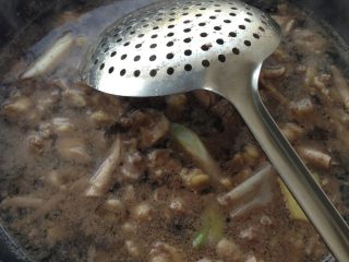 西红柿炖牛腩,牛腩凉水放入葱姜蒜下锅抄至水沸