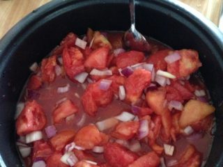 西红柿炖牛腩,洋葱切粒加入西红柿中