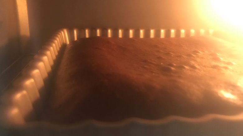 红丝绒巧克力淋面蛋糕,175度中下层，预热5分钟，烤22分钟左右。