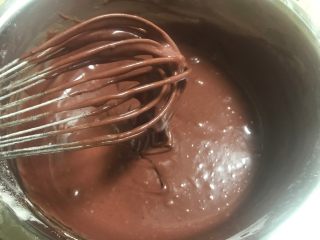 红丝绒巧克力淋面蛋糕,淡奶油小火加热至60度左右，再放入巧克力碎搅拌至巧克力碎完全溶化，这就是巧克力淋面酱，也是甘那许。