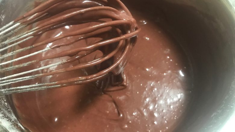 红丝绒巧克力淋面蛋糕,淡奶油小火加热至60度左右，再放入巧克力碎搅拌至巧克力碎完全溶化，这就是巧克力淋面酱，也是甘那许。