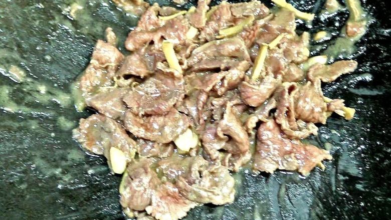 黄牛肉炒佛手瓜,把腌制的牛肉放入翻炒熟后，用盘子装好