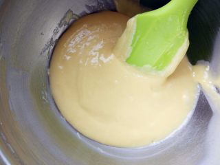 华夫饼冰淇淋三明治,倒入融化的黄油拌匀后，筛入低筋粉、玉米淀粉和无铝泡打粉拌匀