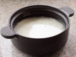 腊肠煲仔饭,放入浸泡好的米，加入适量的水，约比米高出0.5-1厘米左右即可。