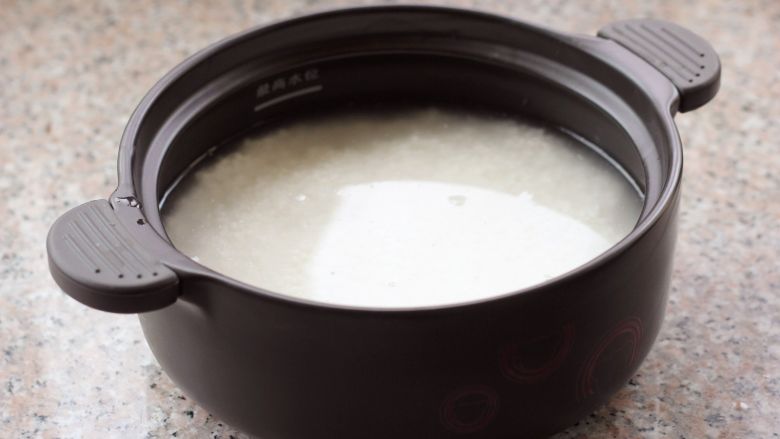 腊肠煲仔饭,放入浸泡好的米，加入适量的水，约比米高出0.5-1厘米左右即可。