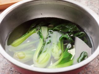 腊肠煲仔饭,青菜下锅焯一下水，捞到凉水里备用。